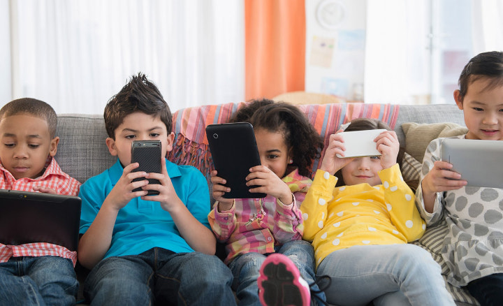 Awasi Penggunaan Gadget Pada Anak