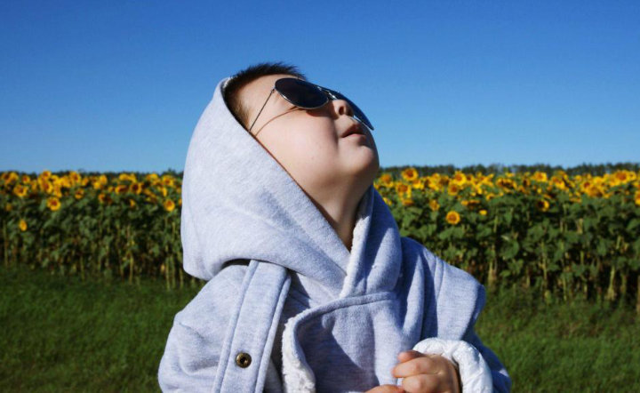 Pakaikan Anak Kaca Mata Hitam Jika Matahari Terik