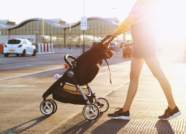 Letakkan Bayi di Stroller dan Pakaikan Face Shield