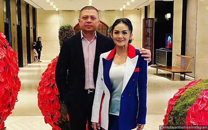Video Krisdayanti Nangis-Nangis Dihibur Raul, Wajah Belang dan Suara Orang Sholat Disorot