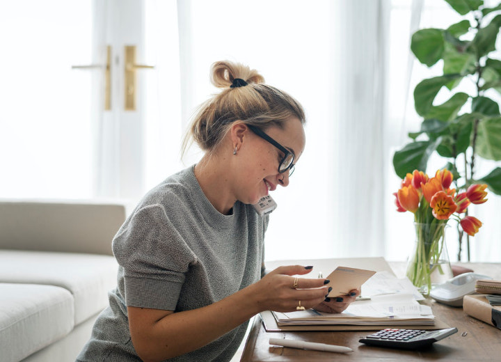 Telepon atau Video Call dengan Keluarga di Rumah