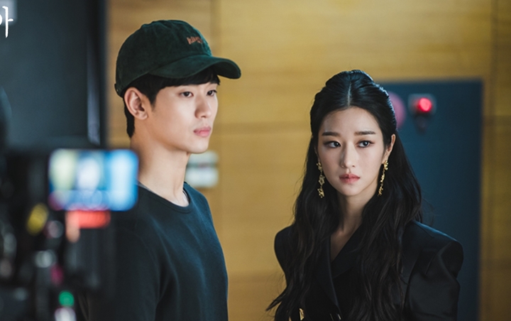 Seo Ye Ji Ngakak Gara-Gara Akting Lebay Kim Soo Hyun di Lokasi 'It's Okay to Not Be Okay'