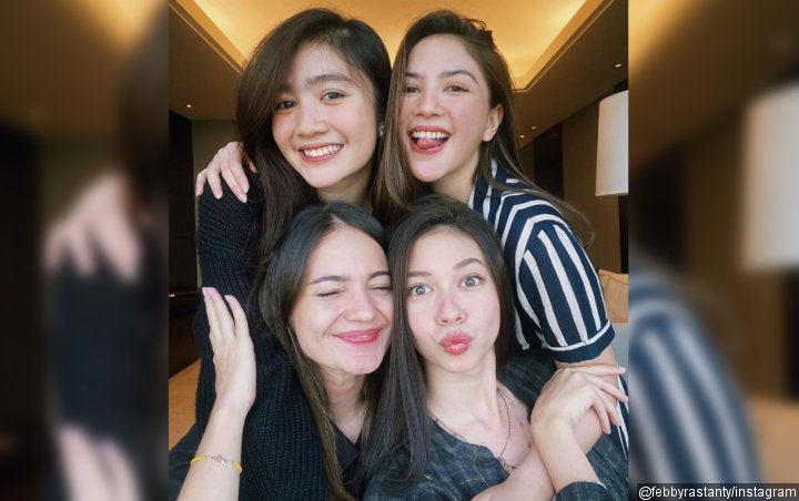 Febby Rastanty mengundang fans untuk bertanya soal tipe suami idaman ala kisah Rey Mbayang dan Dinda Hauw pada Mila, Yuki dan Enzy. Lantas bagaimana reaksi teman-teman Febby soal pertanyaan itu?