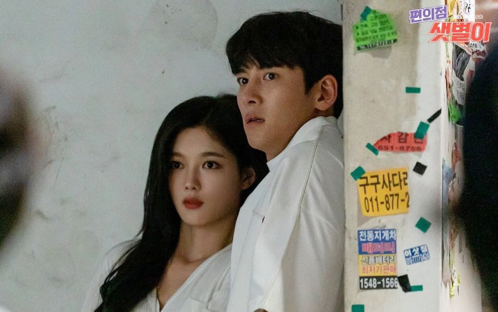 Ji Chang Wook Lakukan Ini Pada Kim Yoo Jung Usai Syuting Adegan Horor 'Backstreet Rookie'