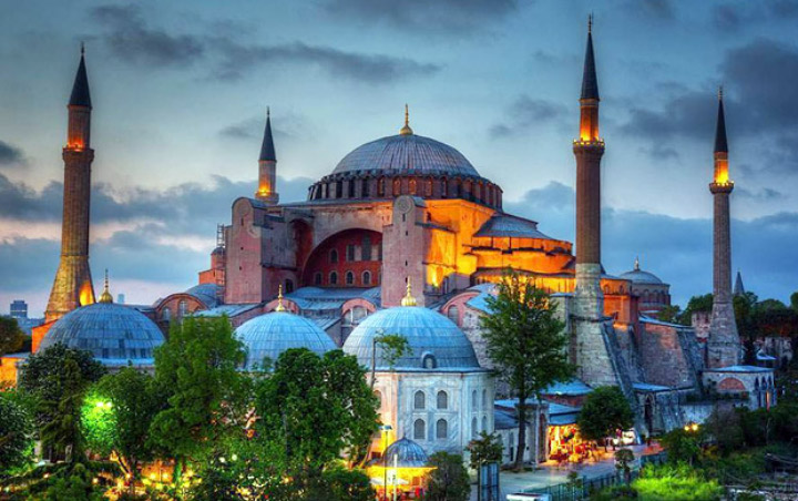 Tak Terima Hagia Sophia Dijadikan Masjid, Warga Israel Bakar Bendera Turki 