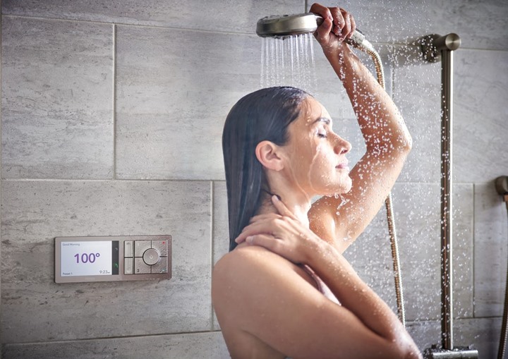 Mandi dengan Shower Panas