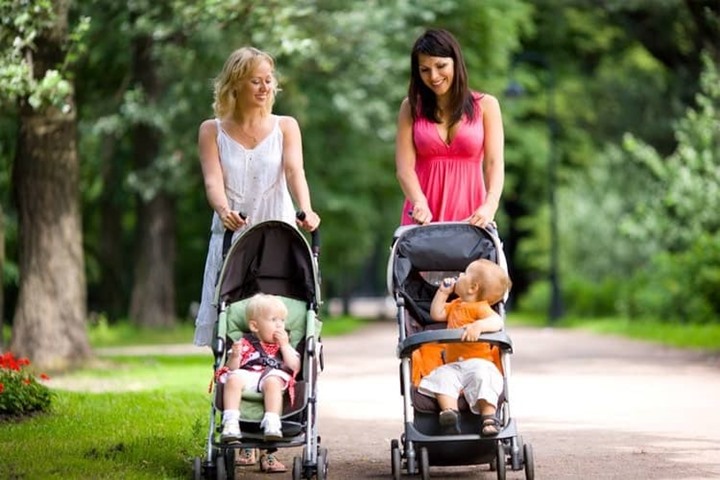 Pilih Stroller yang Memiliki Pegangan Nyaman dan Bisa Ditambah Aksesori