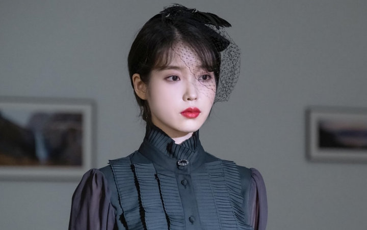 Foto-Foto IU Saat Endorse Tas Gucci Disorot, Netizen Malah Fokus ke Hal ini