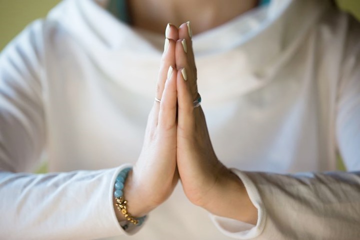 Lakukan Salam Namaste dan Beri Angpao Non Tunai