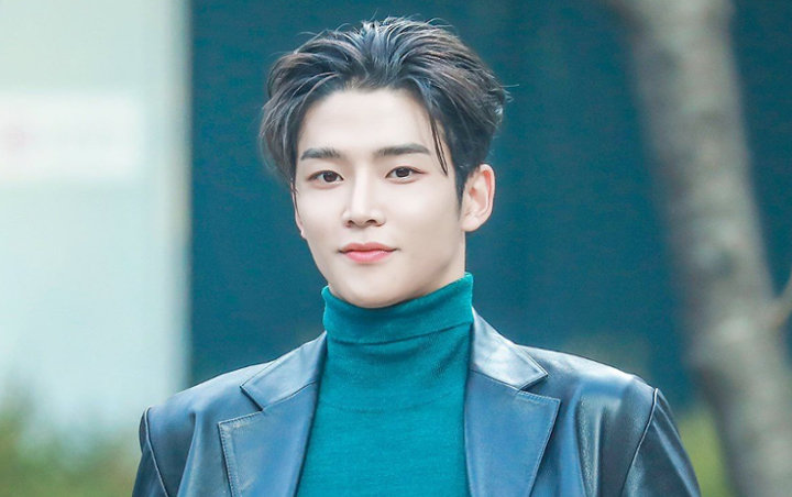 Netizen Ngamuk Rowoon SF9 'Dipaksa' Kerja Meski Punggung Cedera dan Gunakan Tongkat