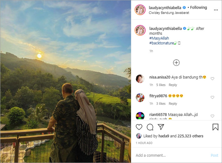 Laudya Cynthia Bella Sandarkan Kepala di Bahu Seorang Pria