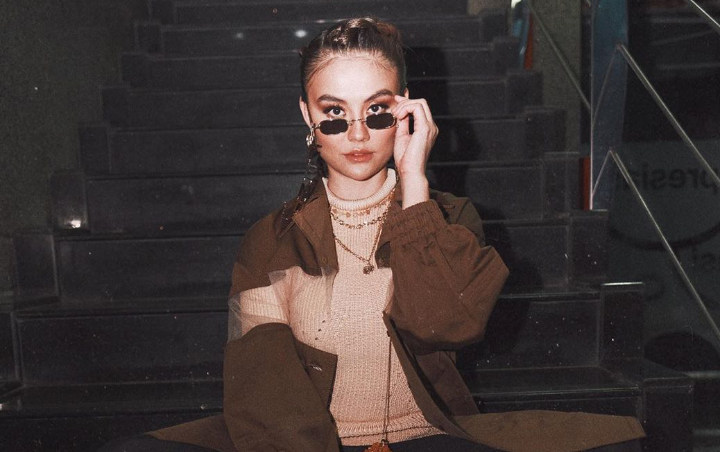 Agnes Monica membagikan potret di pernikahan salah satu keluarganya. Mereka tampak mengenakan busana serba putih dan tampak bahagia berfoto bersama keluarga baru.