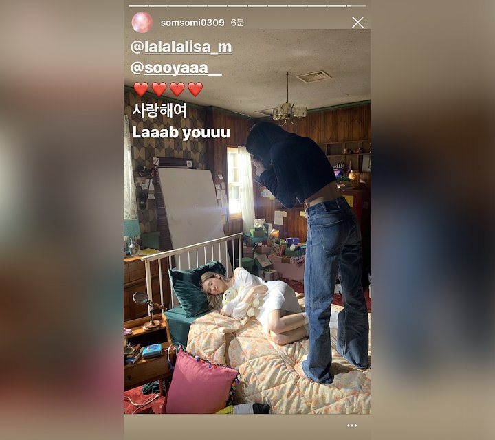 Jeon Somi Pamerkan Momen Gemesin Bareng Lisa BLACKPINK di Lokasi Syuting MV Comeback