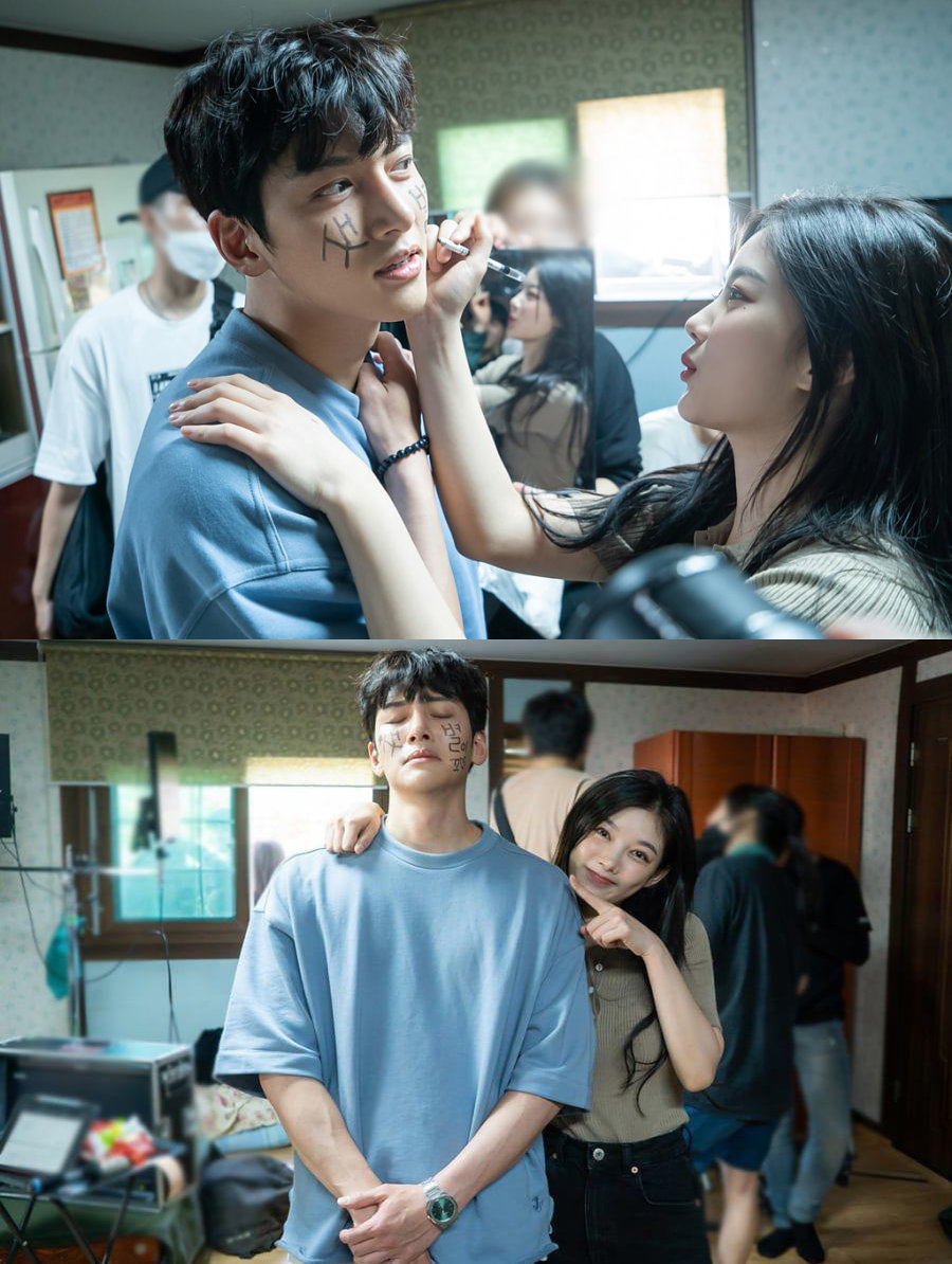 Bikin Gemas, Begini Isengnya Kim Yoo Jung Coret Wajah Ji Chang Wook di Lokasi \'Backstreet Rookie\'