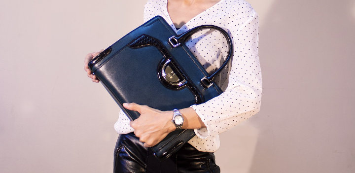 Gunakan Handbag yang Besar Namun Simpel