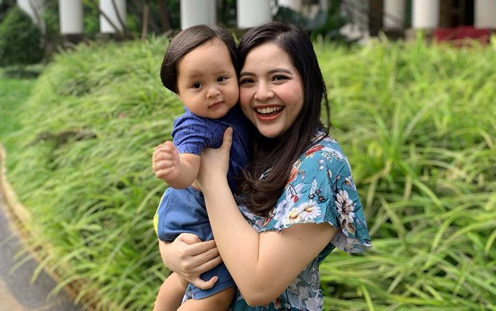 Tasya Kamila membagikan video klip lagu yang dinyanyikannya saat menjadi penyanyi cilik, yakni 'Anak Gembala'. Tak Disangka, sang putra mengenali Tasya kecil sebagai ibunya.