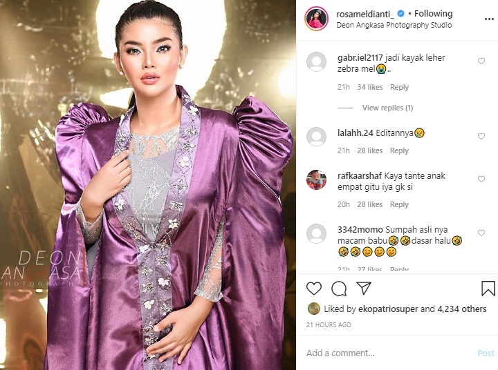 Rosa Meldianti Bagikan Potret Tampil Glamor, Bagian Leher Jadi Sorotan