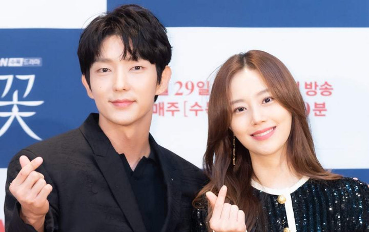 Ciuman Hot Lee Jun Ki dan Moon Chae Won di Episode Perdana 'Flower Of Evil' Sukses Bikin Heboh