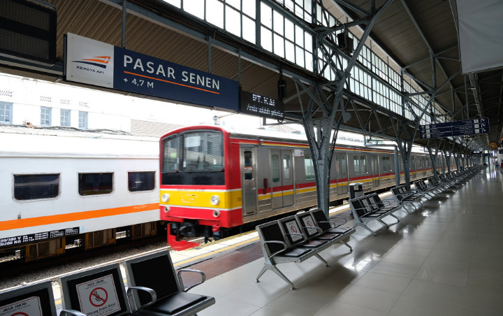 H-1 Idul Adha, Ribuan Pemudik Bondong-Bondong Naik Kereta Di Stasiun Senen
