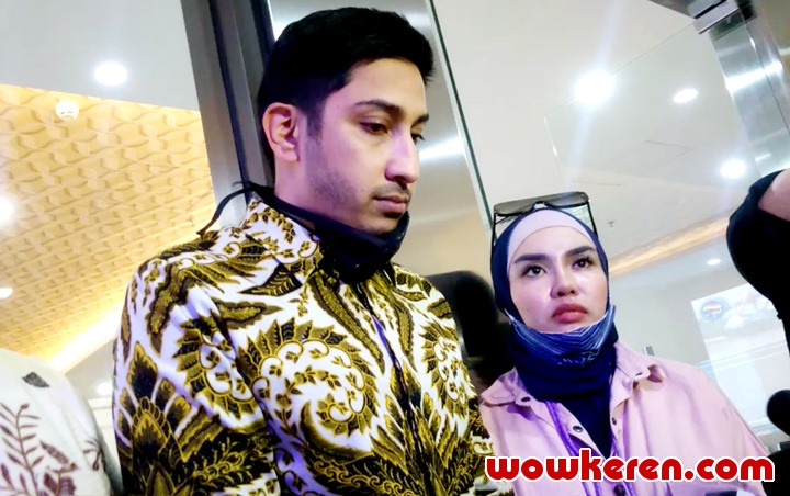 Medina Zein Bawa Barang Bukti Kasus Penggelapan Dana