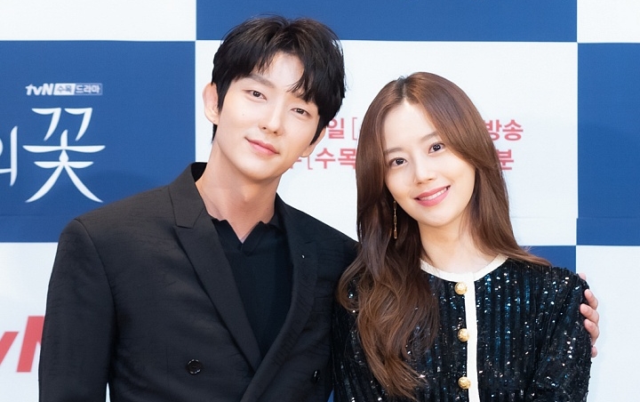 Lee Jun Ki dan Moon Chae Won Bukan-Bukaan Soal Ciuman Hot di 'Flower Of Evil'