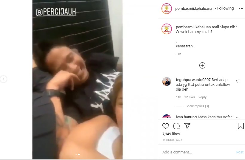Nikita Mirzani Mesra Rebahan Di Pangkuan Gofar Hilman