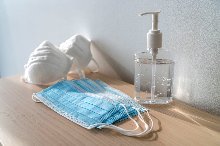 Bawa Selalu Hand Sanitizer, Tisu Basah dan Masker Cadangan