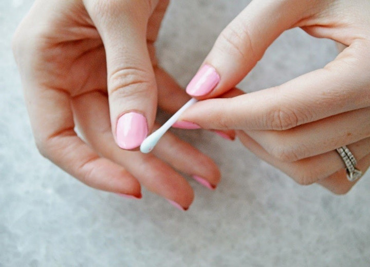 Membersihkan Kutek Yang Belepotan Dengan Cotton Bud