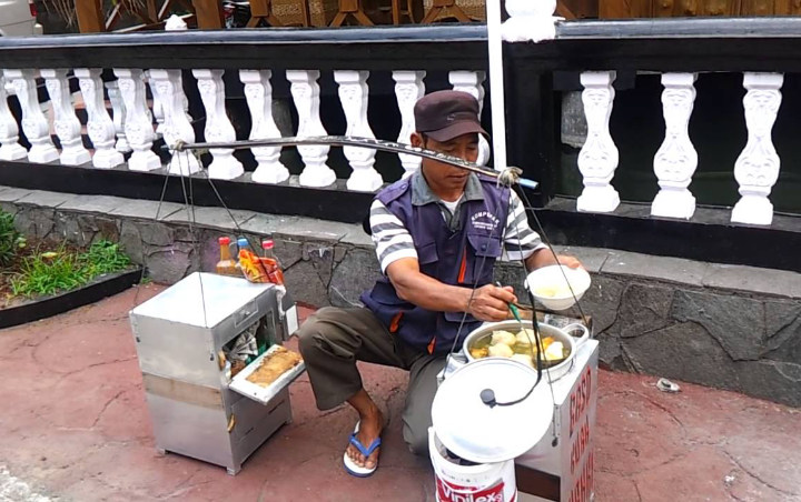 Viral Pedagang Bakso Nekat Pikul Gerobak dan Jualan di Puncak Gunung Setinggi 2.821 Meter