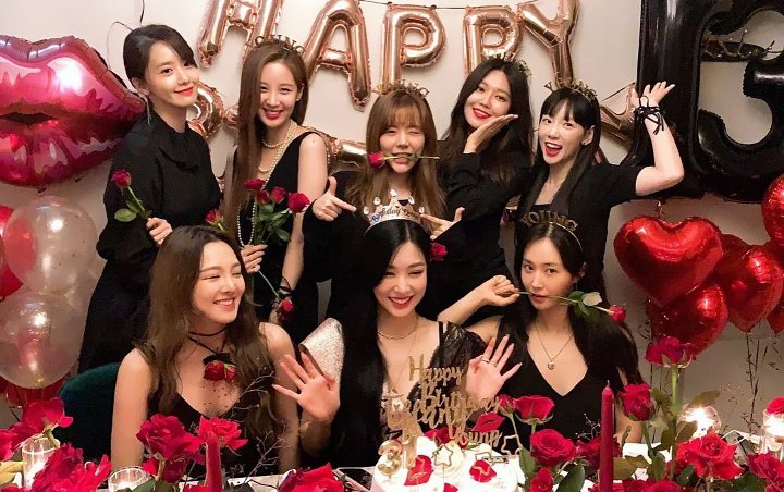 Kedelapan member Girls' Generation berkumpul bersama untuk merayakan ulang tahun debut mereka yang ke-13 sekaligus ulang tahun Tiffany. Momen tersebut dibagikan lewat postingan Instagram mereka.