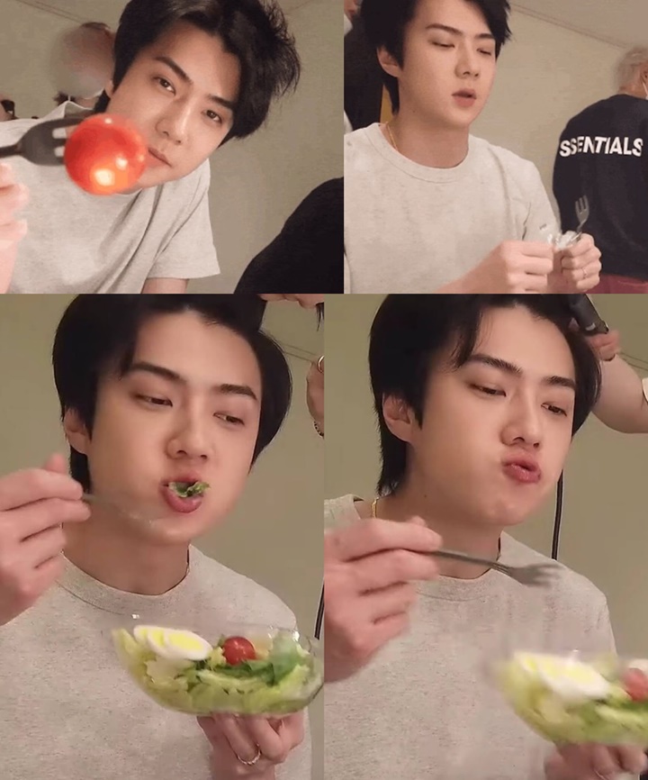 Wajah Tanpa Makeup Sehun EXO Saat Makan Salad Dipuji Bak Karya Seni