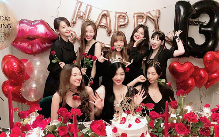 Yoona akhirnya memperbarui halaman Instagram pribadinya. Ia membagikan foto-foto dari perayaan 13 tahun debut Girls' Generation bersama para member yang lain.