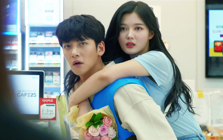 Pakai Baju Couple, Antusiasme Kim Yoo Jung di Lokasi 'Backstreet Rookie' Bikin Ji Chang Wook Gemas