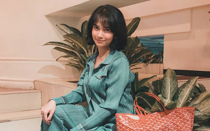 Vanessa Angel menerima putusan hukum setelah menjadi tersangka kasus penyalahugnaan narkoba. Vanessa pun terlihat membawa sang putra, Gala dalam proses hukumnya tersebut.