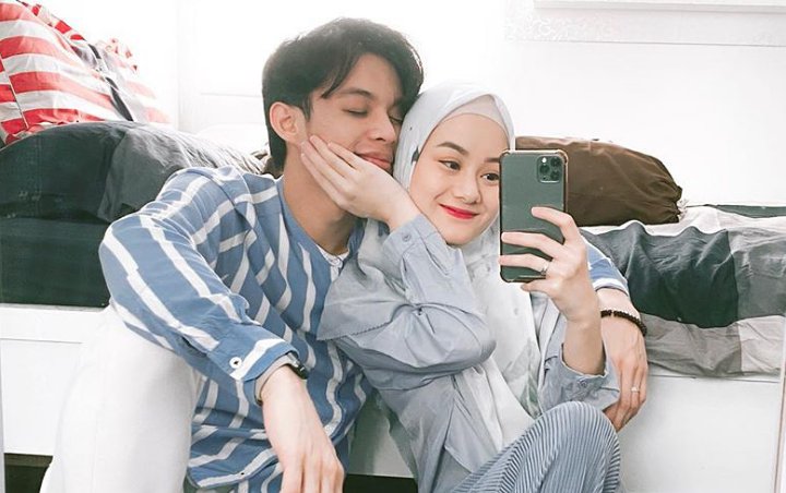 Tidur di Pangkuan Dinda Hauw, Rey Pamer Muka Bantal Mirip V BTS Bikin Gemes