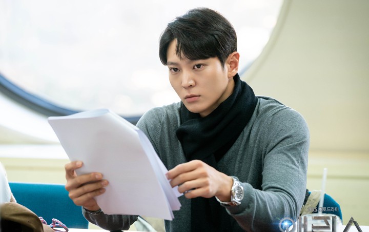 Joo Won Mempesona dalam Balutan Seragam, Kemampuan Akting Kembali Bikin Kagum Tim Produksi 'Alice'