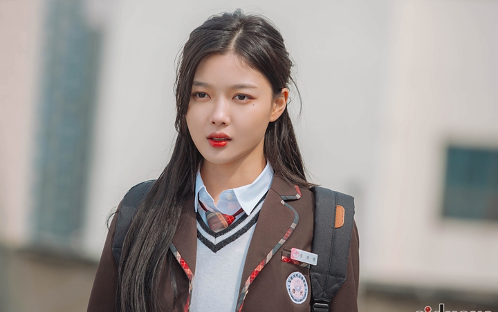 Kim Yoo Jung Umbar Pinggang Ramping di Postingan Baru Jadi Perbincangan