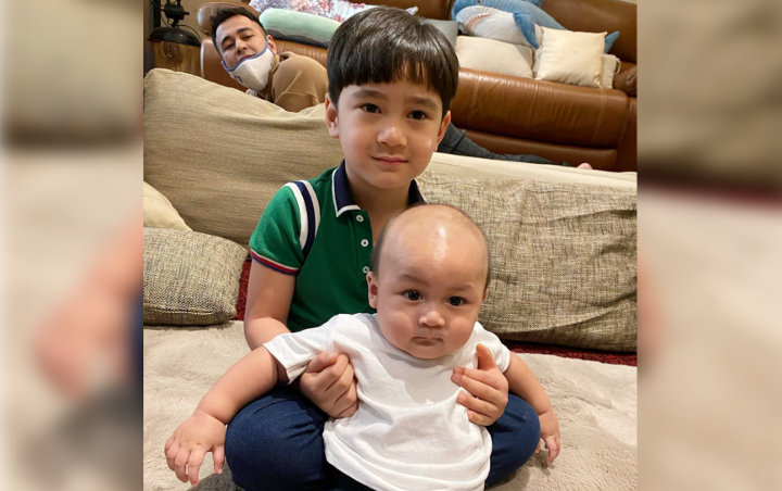Rafathar bikin kagum netizen dengan sikap sabar dan penyanyangnya saat diganggu oleh Kiano. Alih-alih marah karena merasa diganggu. Rafathar malah terlihat sabar dan menanggapi Kiano yang mencari perh