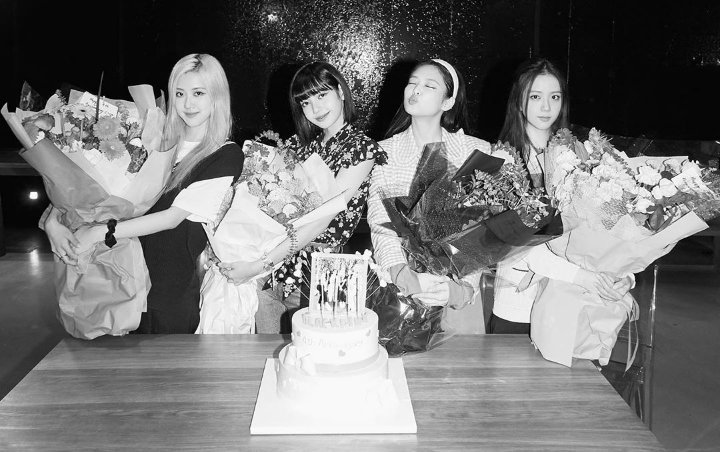 Keempat member BLACKPINK berbagi momen kebersamaan mereka di Instagram. Mereka juga menuliskan pesan manis untuk satu sama lain serta untuk para penggemar, BLINK.