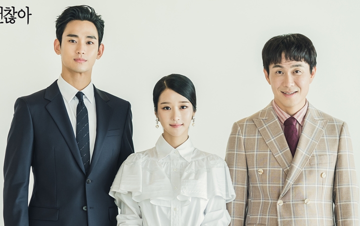 Foto Bareng Duo Saudara 'It's Okay To Not Be Okay', Cincin di Jari Manis Seo Ye Ji Curi Fokus