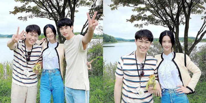 Foto Bareng Duo Saudara \'It\'s Okay To Not Be Okay\', Cincin di Jari Manis Seo Ye Ji Curi Fokus