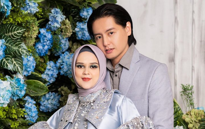 Bayi Roger-Cut Meyriska 'Pak Haji' Jago Silang Kaki, Aksi Depan Ka'bah Bikin Takjub