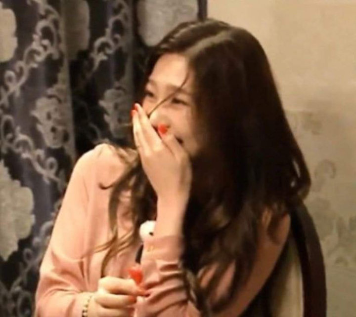 Joy, Jung Chae Yeon atau Kim Minjoo? Foto Ini Sukses Bikin Netizen Bingung