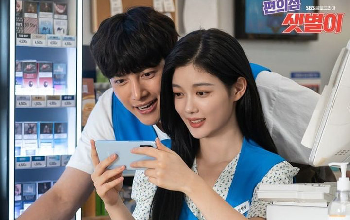 Bukan Ji Chang Wook, Kim Yoo Jung Girang Saat Peluk Aktor Ini di Lokasi Syuting 'Backstreet Rookie'