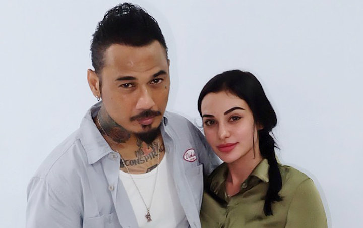 Beredar Foto Jerinx SID Pakai Peci dan Bawa Al Quran, Nora Alexandra Beber Agama Sang Suami