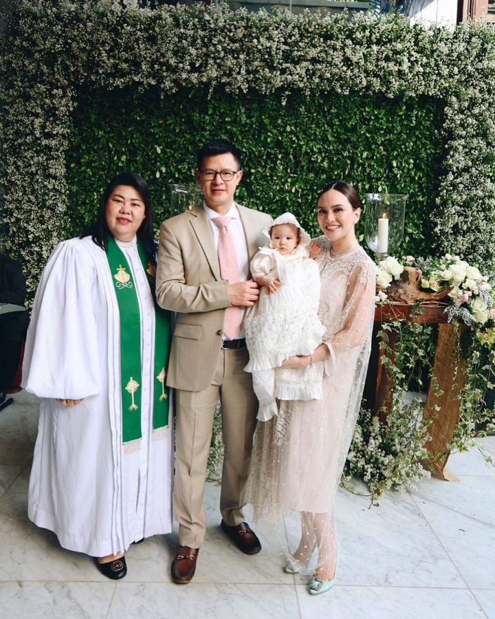 Claire Bersama Pendeta yang Memimpin Pembaptisan