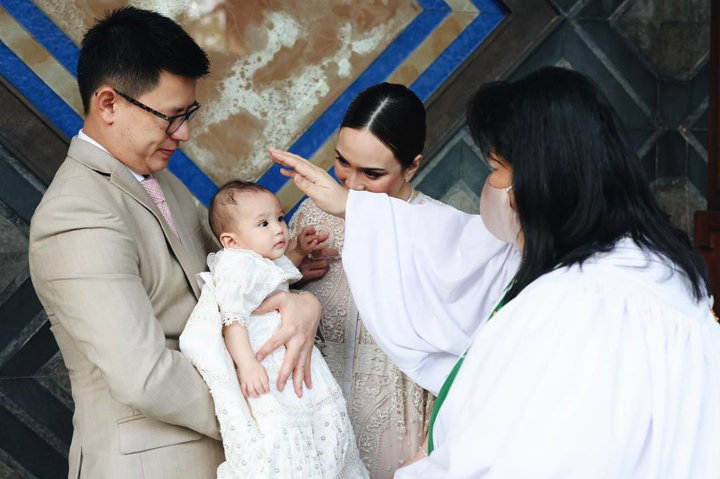 Claire Menjalani Baptis Percik
