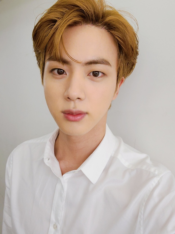 V dan Jin BTS \'Saingan\' Pamer Wajah Tampan 1