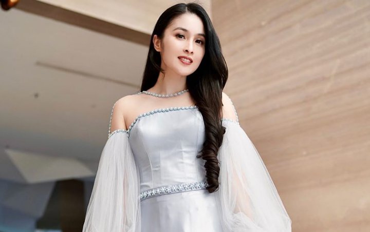 Potret Lawas Sandra Dewi Disebut Mirip Queen Elsa, Seluruh Badan Serba Putih