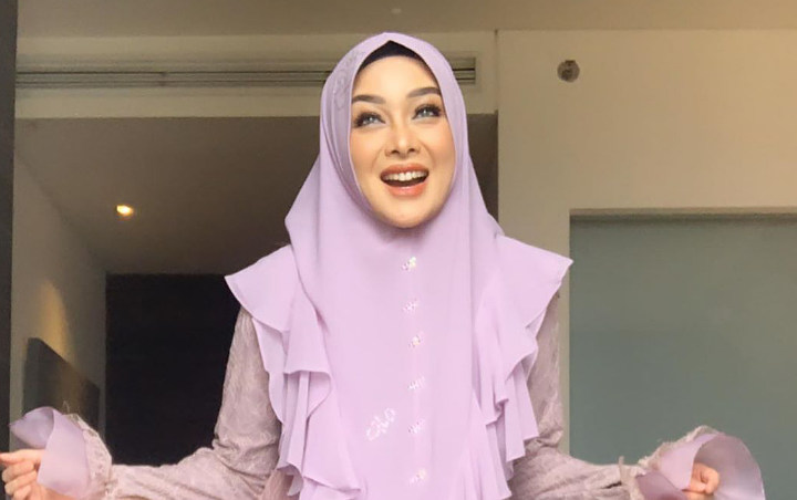 Sudah Lama Berhijab, Rambut Terry Putri Nyempil di Postingan Terbaru Jadi Sorotan